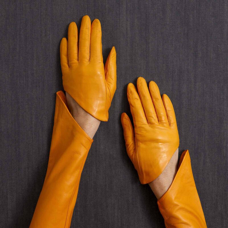 ELENA SAVÓ GLOVES TRANSFORMER