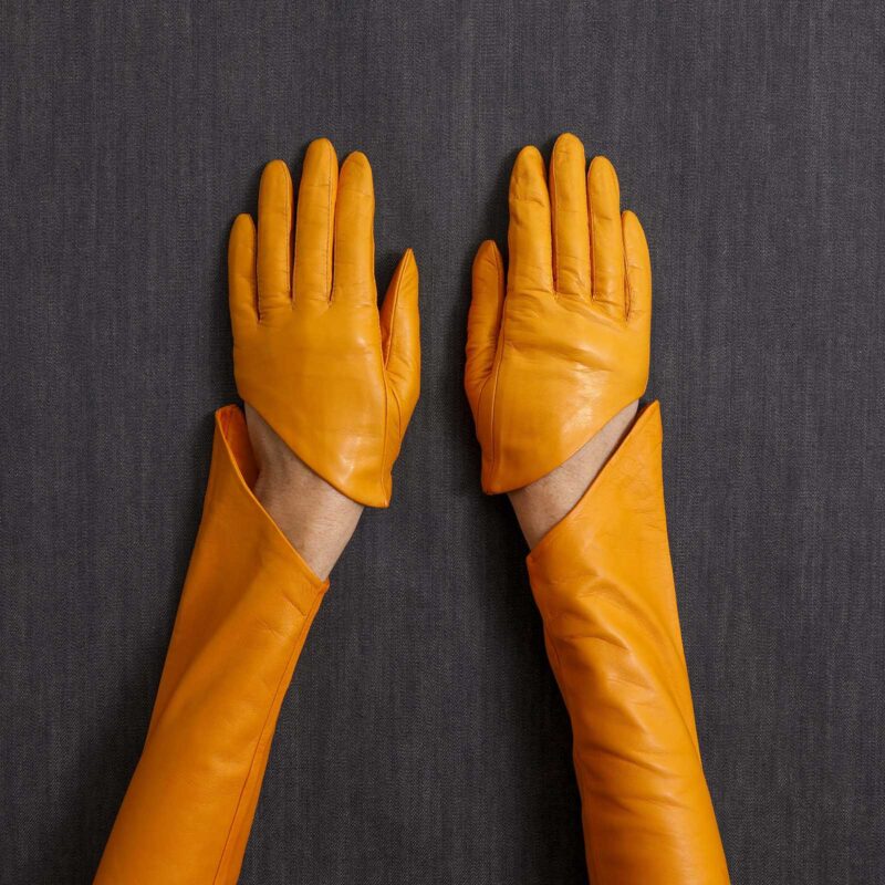ELENA SAVÓ GLOVES TRANSFORMER 2