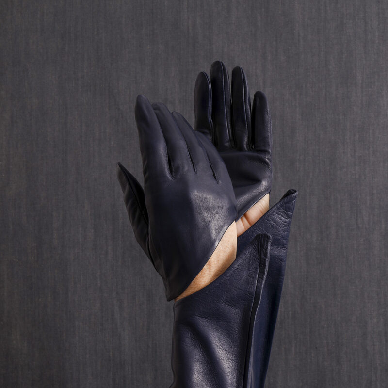ELENA SAVÓ GLOVES TRANSFORMER